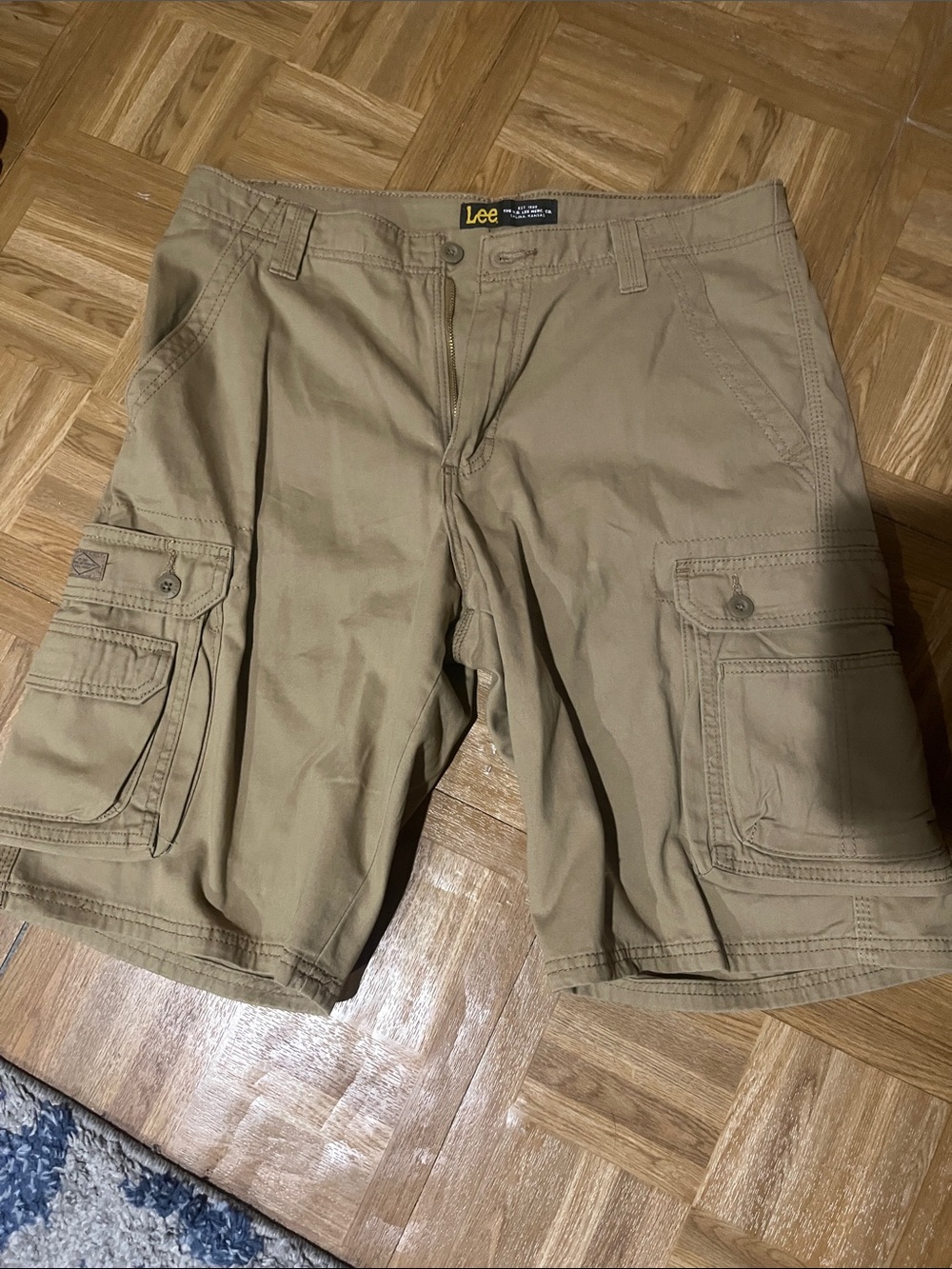 Lee Tan Cargo Shorts with Multi-Pocket Design